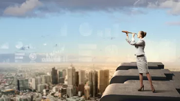 Persona con un telescopio de pie sobre una palabra gigante con una ciudad al fondo.