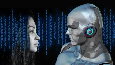 Cara humana frente a un robot con fondo de código binario.