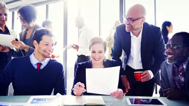 Grupo de personas trabajando en equipo en una oficina moderna.