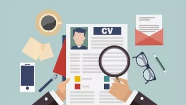 Manos sosteniendo un CV con lupa, taza de café y gafas.