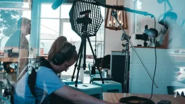 Persona con auriculares trabajando en una grabación de video en un estudio.