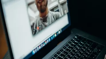 Videollamada en computadora portátil.