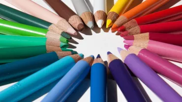 Circunferencia de lápices de colores formando un círculo.