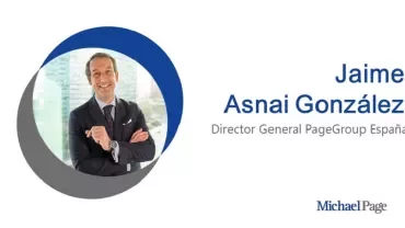 Jaime Asnai González, Director General Michael Page España, sonríe con brazos cruzados.