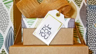 Cajas de regalo apiladas con etiqueta que dice 'Just For You'.