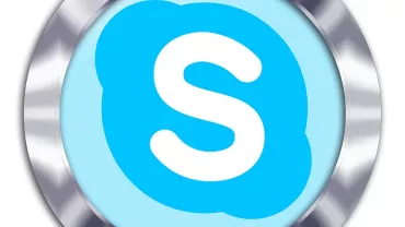 Logotipo azul con una 'S' blanca en un marco metálico.