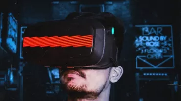 Persona en un bar oscuro usando un casco de realidad virtual con luz roja.