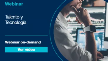 Persona trabajando en computadora en fondo de webinar en español.