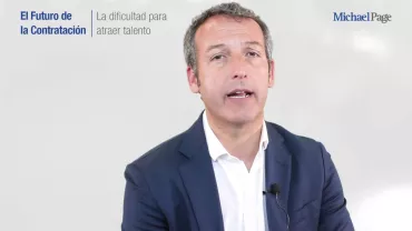 Persona hablando sobre contratación y talento.