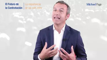 Persona hablando sobre habilidades blandas en contratación, con fondo borroso.