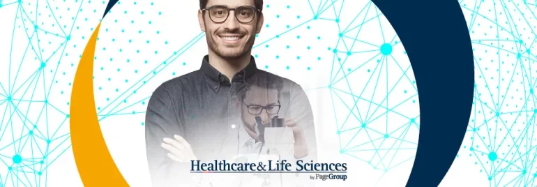 Hombre sonriente con gafas sobre fondo abstracto azul. Texto: Healthcare & Life Sciences by PageGroup.