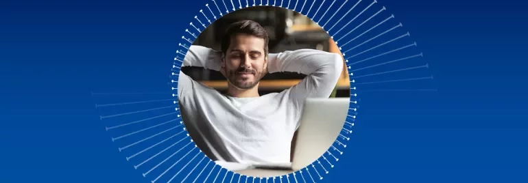 Persona relajada frente a la computadora portátil, fondo azul.