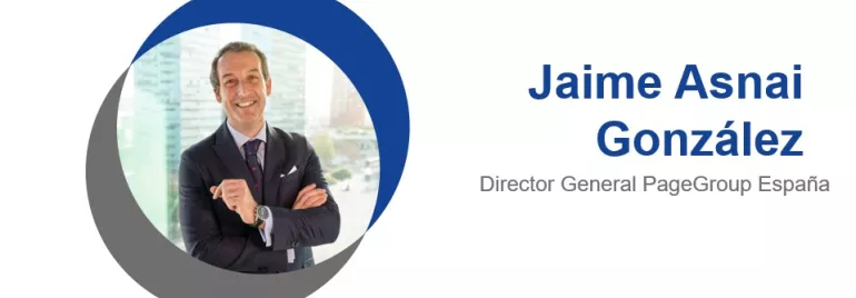 Retrato profesional de una persona destacada en el entorno empresarial, con fondo de ciudad moderna.
