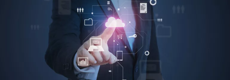 Persona interactuando con iconos digitales en nube