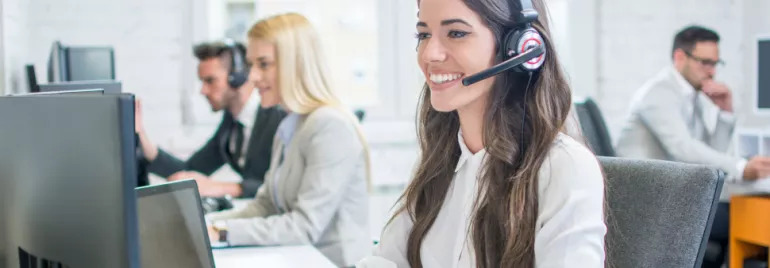 Personas trabajando en un centro de atención al cliente.