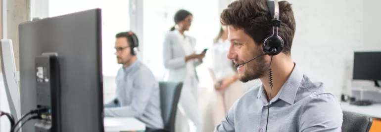 Hombre con audífonos trabajando en oficina