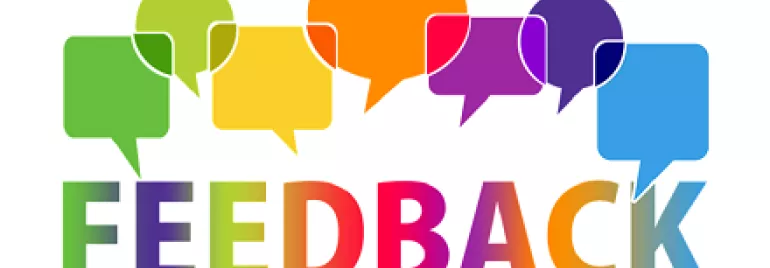 Texto colorido 'FEEDBACK' con burbujas de diálogo