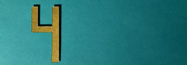 Número cuatro dorado sobre fondo verde.