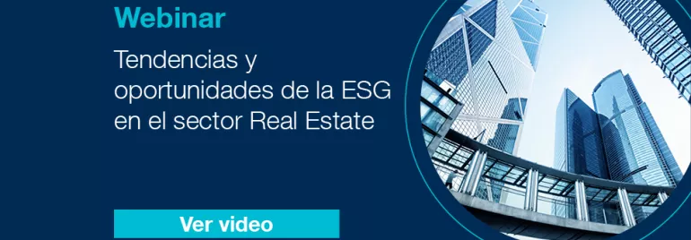 Rascacielos y texto sobre un webinar en el sector inmobiliario.