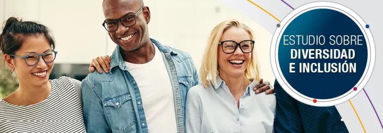 Grupo sonriendo junto al texto sobre diversidad e inclusión.