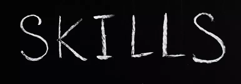 Texto 'Skills' escrito en pizarra negra.