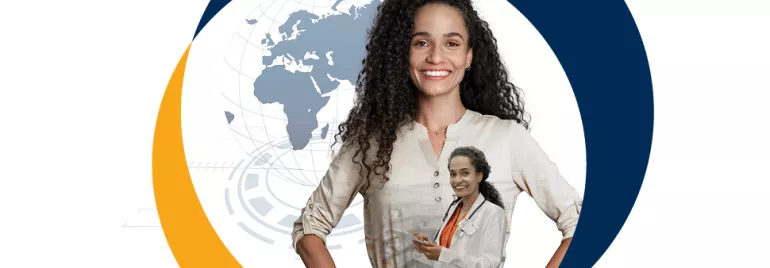 Persona sonriendo, fondo con mapa del mundo.