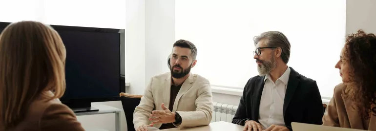 Reunión de negocios en una oficina moderna.
