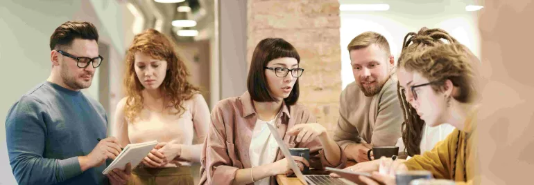 Grupo de personas trabajando juntos en un espacio de oficina.