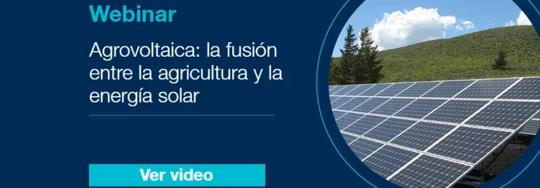 Paneles solares en un campo verde, texto sobre un webinar de agrovoltaica.