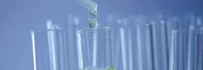 Gota de líquido entrando en tubo de ensayo en laboratorio