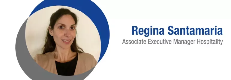 Foto de una persona sonriendo dentro de un círculo azul y gris.