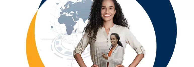 Mujer sonriendo con un fondo de globo terráqueo.