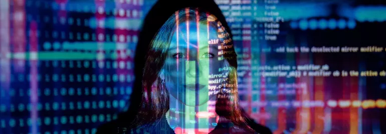Mujer con proyección de código en el rostro, fondo de colores.