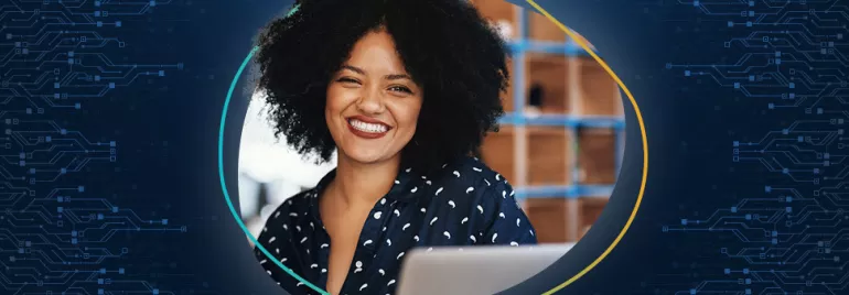 Persona sonriendo frente a una computadora, con fondo de circuitos.