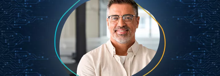 Hombre sonriente con gafas y barba en fondo tecnológico.