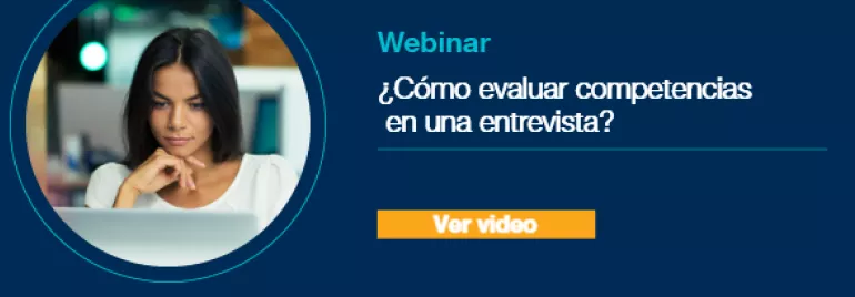 Mujer concentrada frente a una computadora. Texto: Webinar ¿Cómo evaluar competencias en una entrevista?