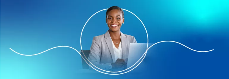 Persona sonriendo con un fondo azul brillante.