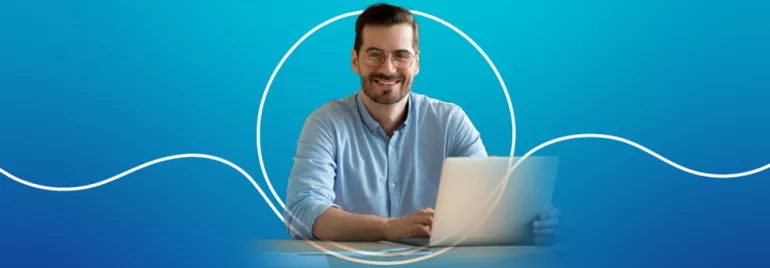Persona sonriente con ordenador portátil sobre fondo azul.