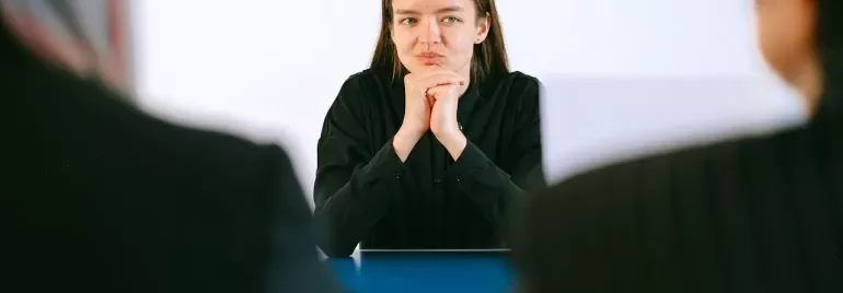 Profesional reflexionando sobre dos ofertas de empleo.