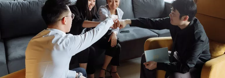 Profesionales interactuando en una oficina moderna.