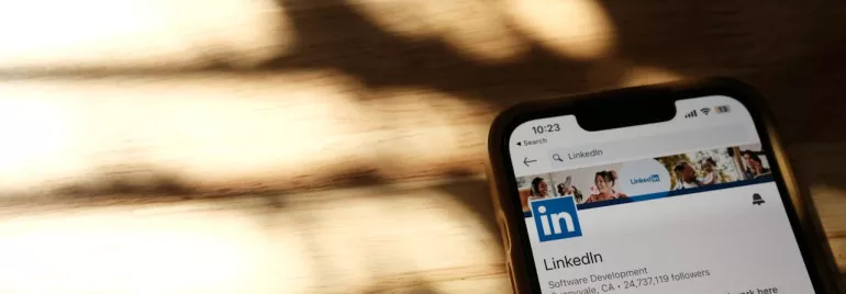 Captura de pantalla de un perfil de LinkedIn bien estructurado en un entorno profesional.