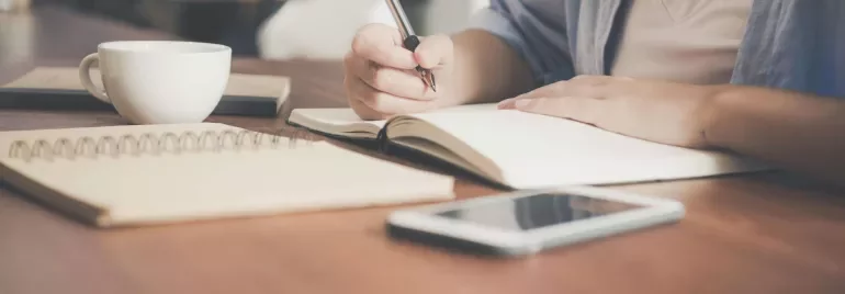 Profesional organizando documentos en un escritorio ordenado.