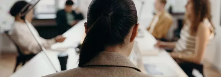 Empleado satisfecho trabajando en un entorno de oficina colaborativo.