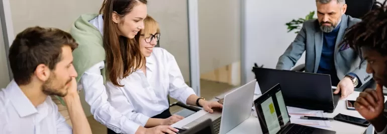 Profesionales en entrevista de trabajo para atraer talento gracias a políticas transparentes. 
