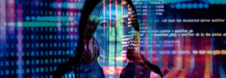 mujer mirando a una pantalla con código de software