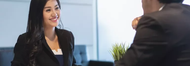 Imagen de una mujer siendo entrevistada en un entorno de oficina.