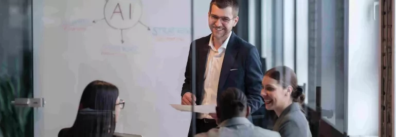 Equipo debatiendo estrategias sobre IA.