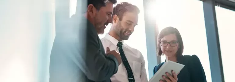 Equipo de consultores revisando un CV