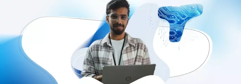 Hombre con gafas y cabello oscuro trabajando en su ordenador
