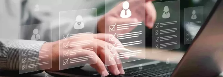 Una persona escribiendo en un portátil, con varios iconos mostrados en la pantalla, que indican aplicaciones o archivos activos.